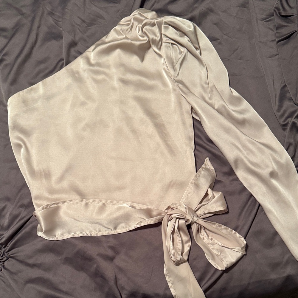 Superdown Cream One-Shoulder Blouse